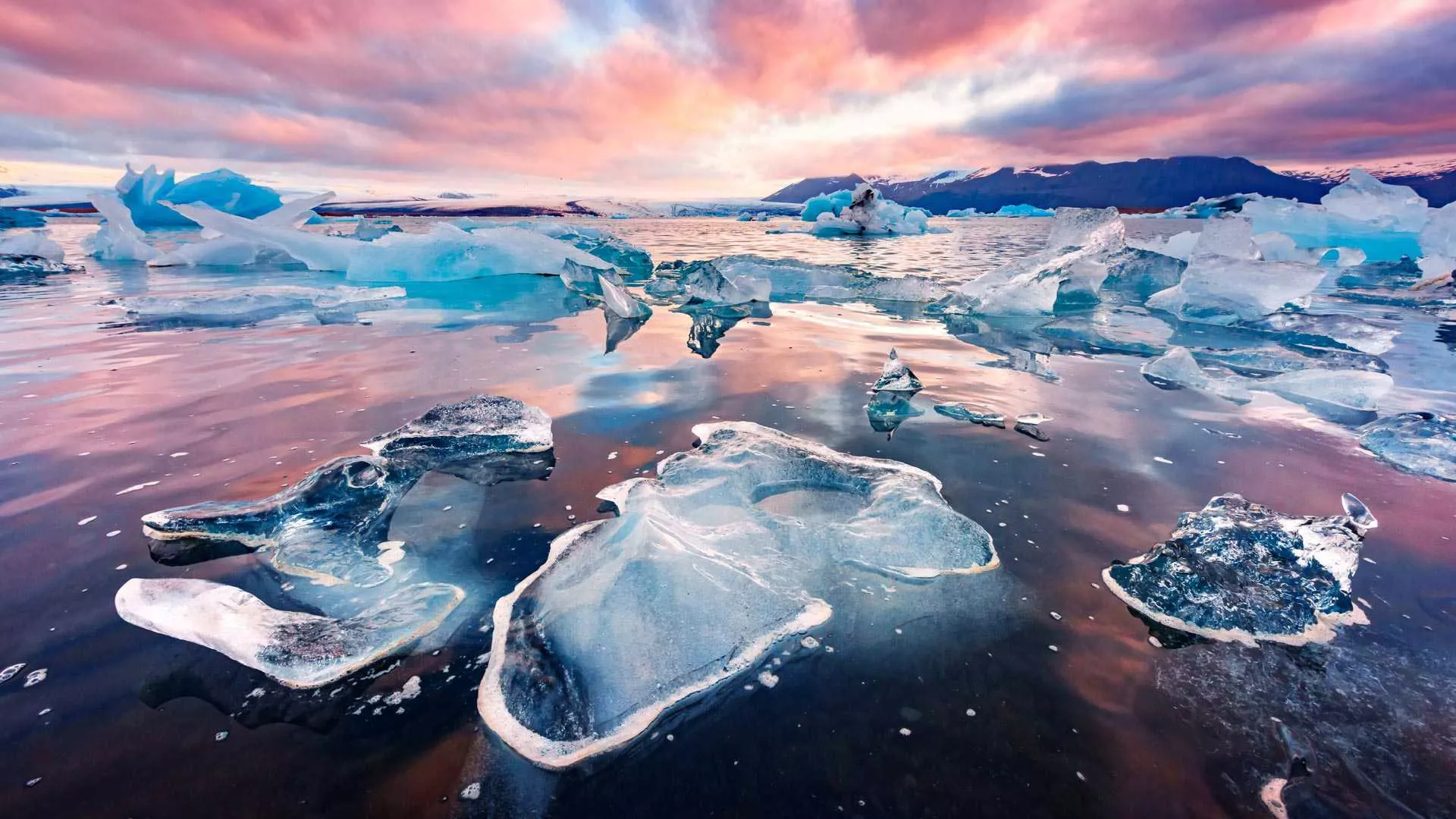 icebergs-in-jokulsarlon-glacial-lagoon-2021-08-27-08-59-50-utc_2048px